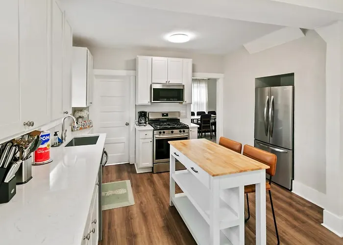 With Fenced Yard, Deck And Porch In Dt Near Naval Base Libertyville