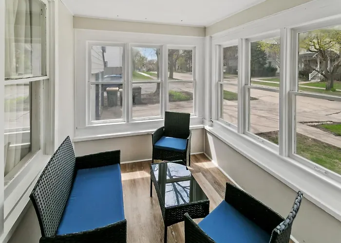 With Fenced Yard, Deck And Porch In Dt Near Naval Base Holiday home *