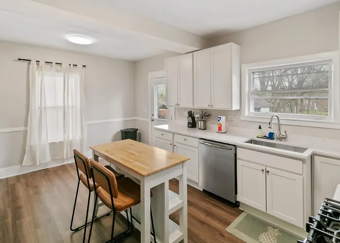 With Fenced Yard, Deck And Porch In Dt Near Naval Base Holiday home *