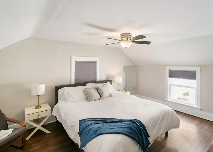 Holiday home With Fenced Yard, Deck And Porch In Dt Near Naval Base