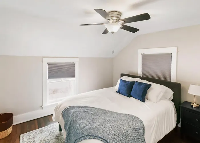 Holiday home With Fenced Yard, Deck And Porch In Dt Near Naval Base *