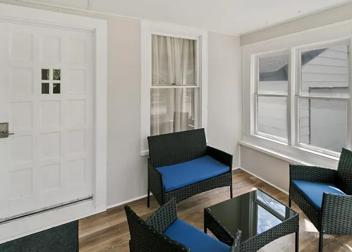 With Fenced Yard, Deck And Porch In Dt Near Naval Base Holiday home Libertyville