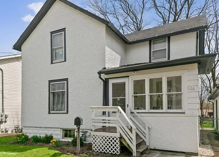 With Fenced Yard, Deck And Porch In Dt Near Naval Base *