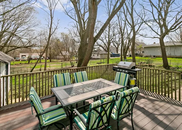 With Fenced Yard, Deck And Porch In Dt Near Naval Base Holiday home Libertyville