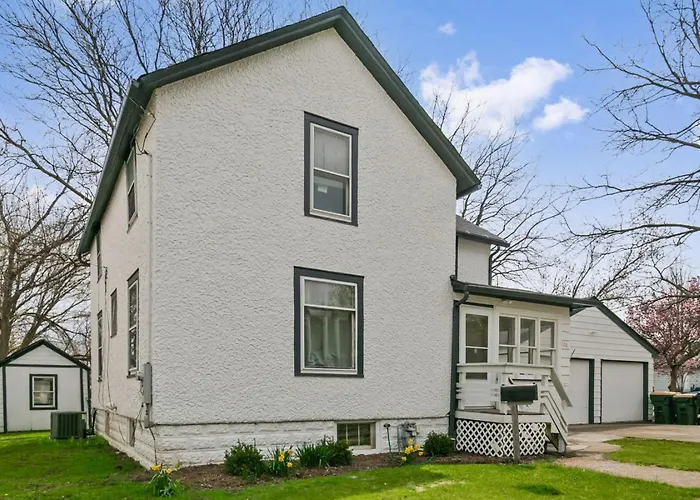 With Fenced Yard, Deck And Porch In Dt Near Naval Base Holiday home